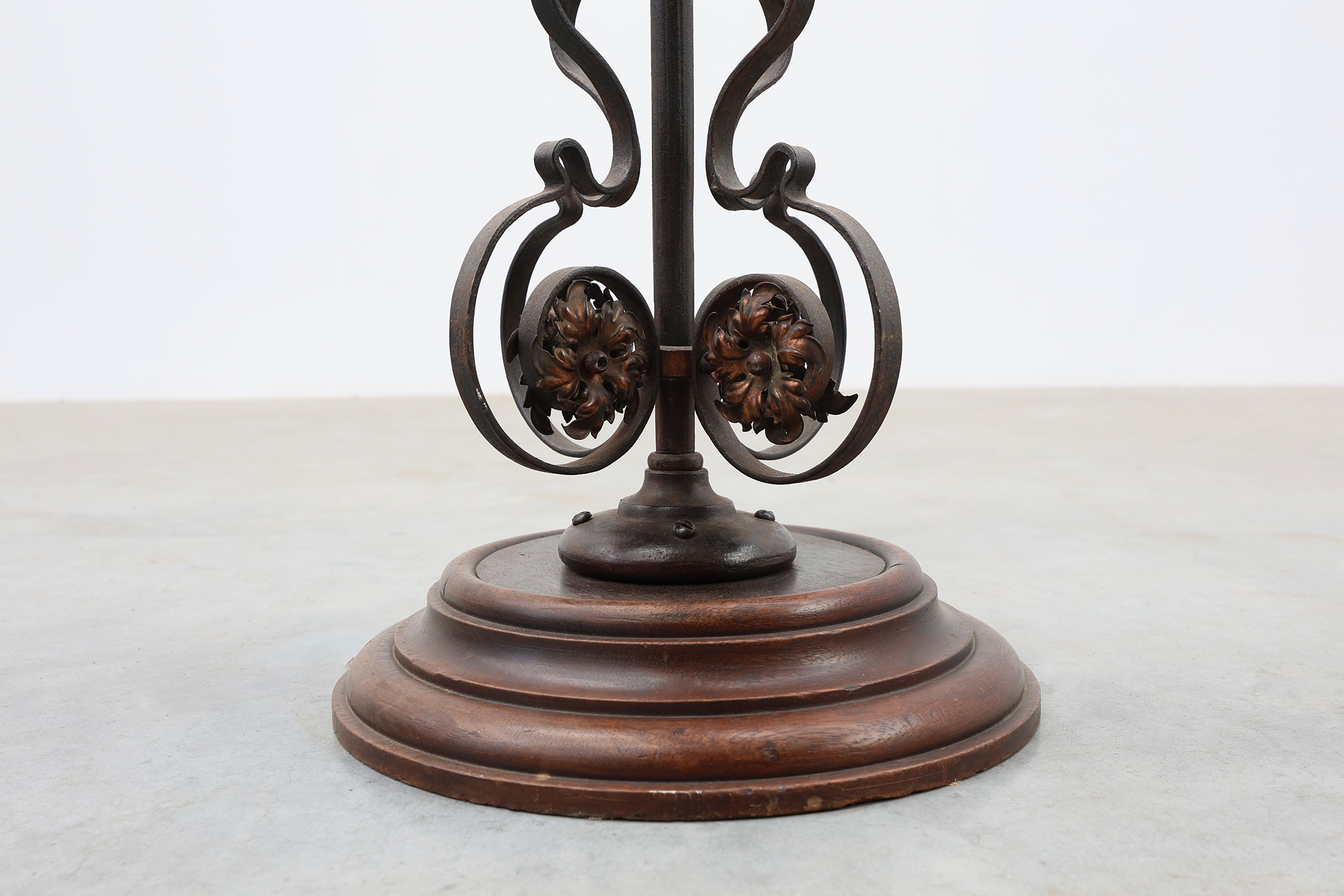 Art Nouveau planter in metal and copper, France ca. 1905thumbnail